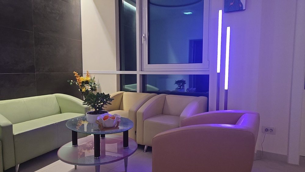 Dnevni boravak sa foteljama i sofom