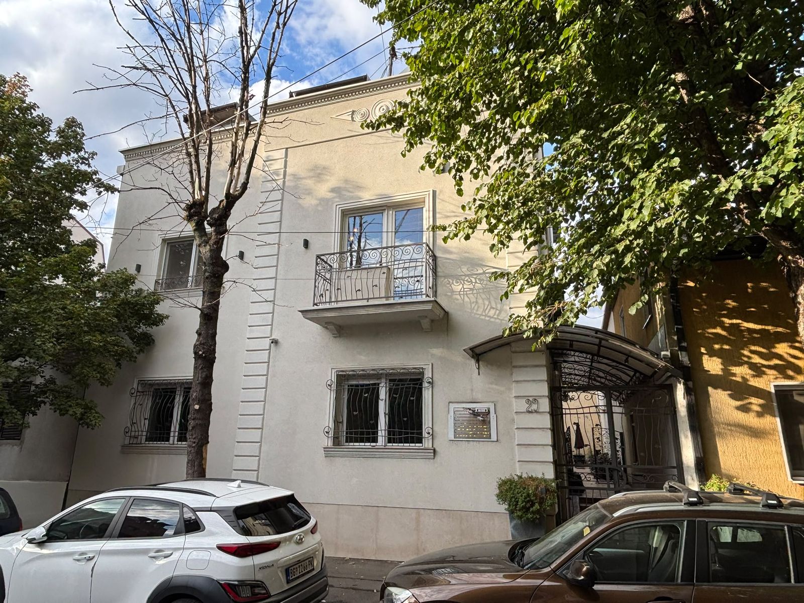 Zgrada doma Dionalux u Sazanovoj 29 na Vračaru